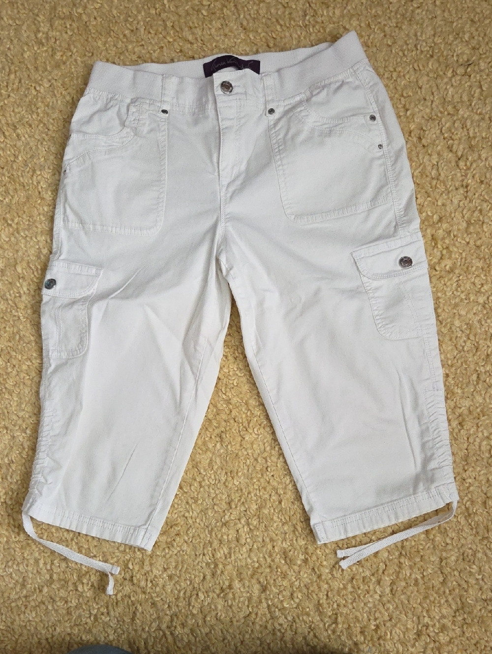 Gloria Vanderbilt Size 6 White Cargo Capris with Drawstring Hem